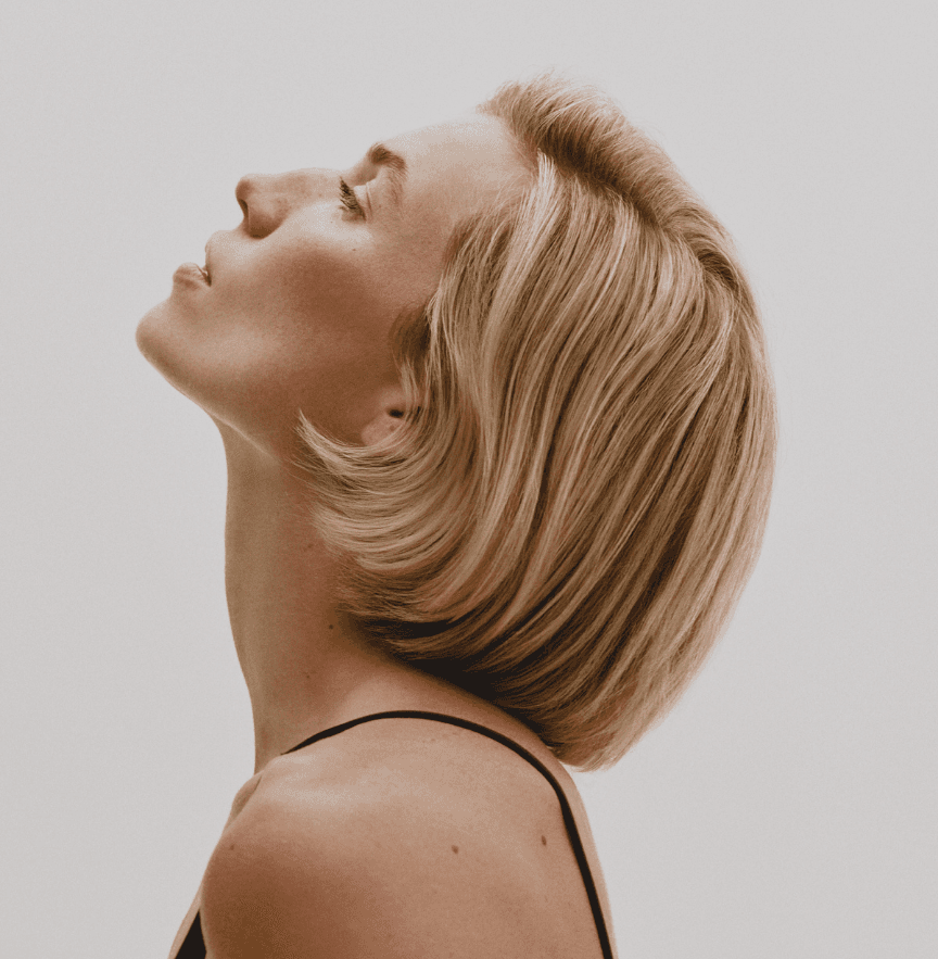 Perfil de melena rubia con movimiento