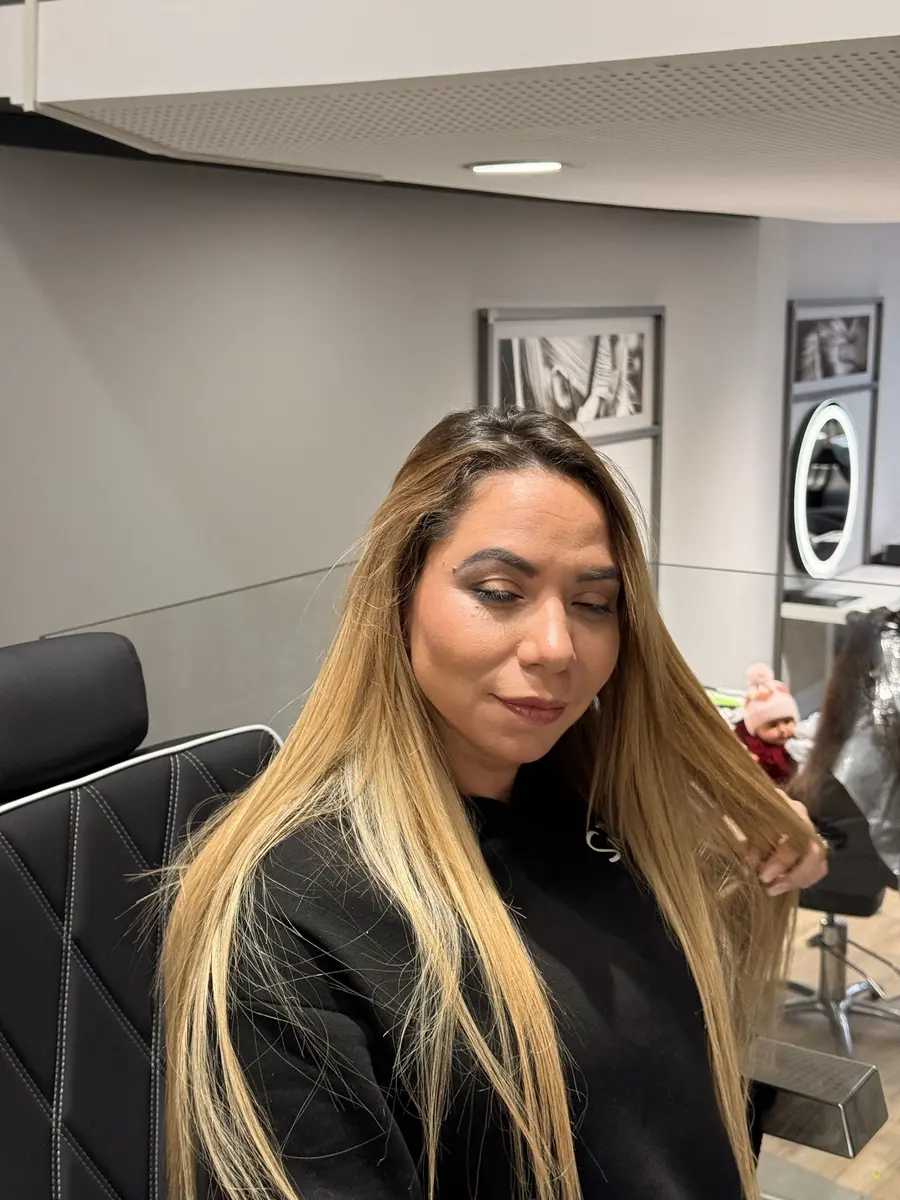 Golden blonde highlights done at Llongueras Gran de Gràcia
