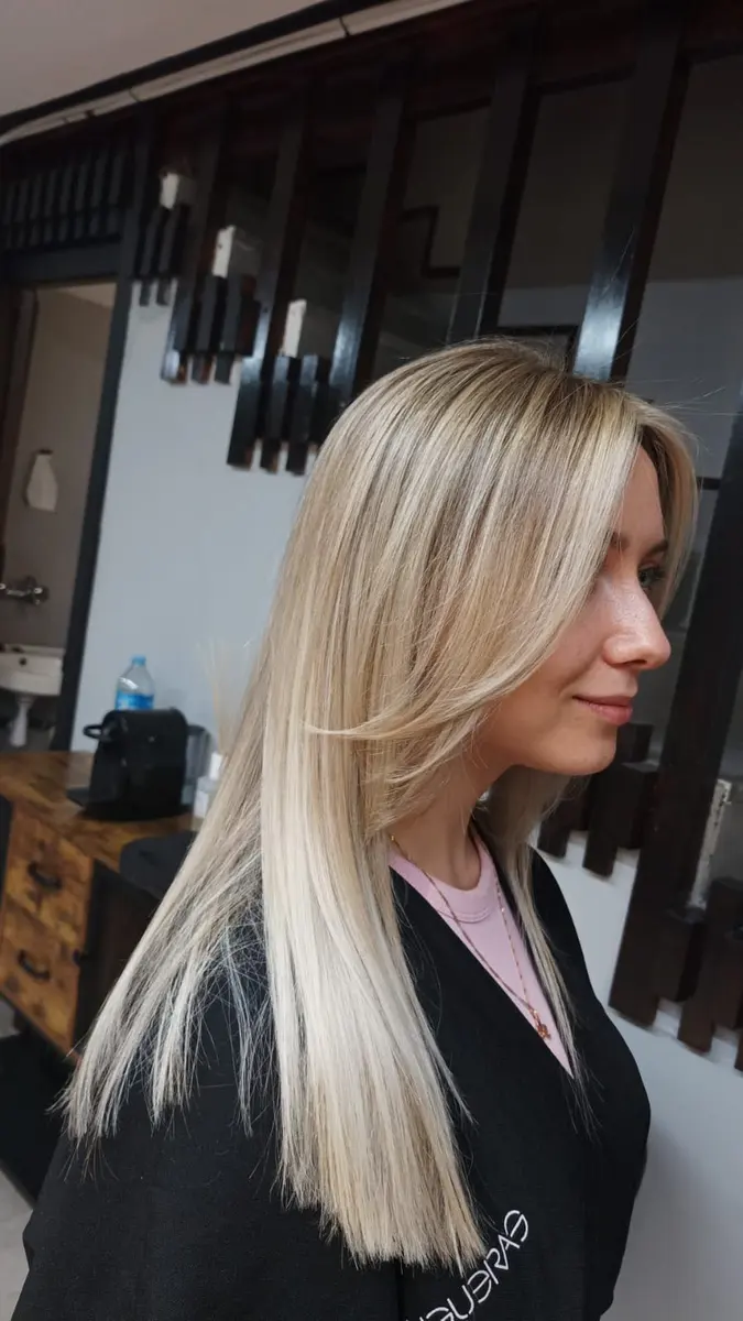 Long blonde hair with light highlights done at Llongueras Gran de Gràcia